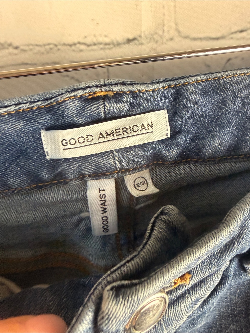 Good American Good Waist Slim Straight Mid Wash Jeans Size 12/31 - Picture 4 of 8